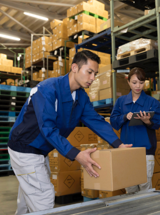 斜め右上を見上げている画像